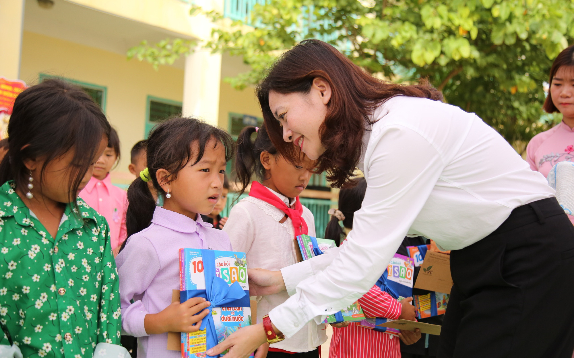 Khánh thành "Trường đẹp cho em", xây cầu "Hạnh phúc" cho trẻ vùng cao ngày khai giảng