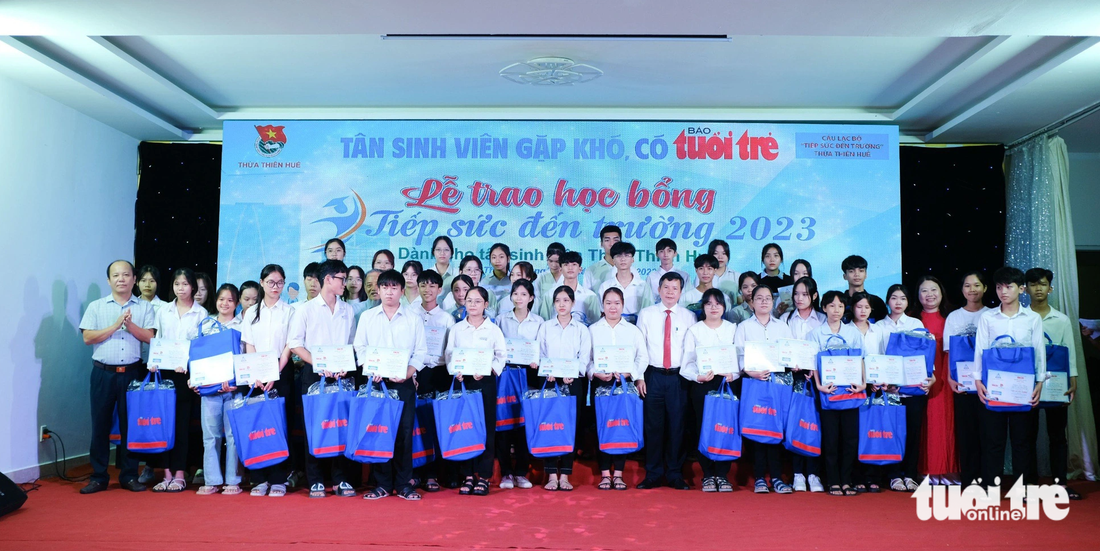 Các tân sinh viên Huế vui mừng nhận học bổng Tiếp sức đến trường - Ảnh: TẤN LỰC