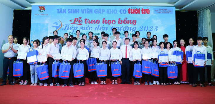 Tân sinh viên khu vực Thừa Thiên Huế nhận học bổng Tiếp sức đến trường - Ảnh: Tấn Lực