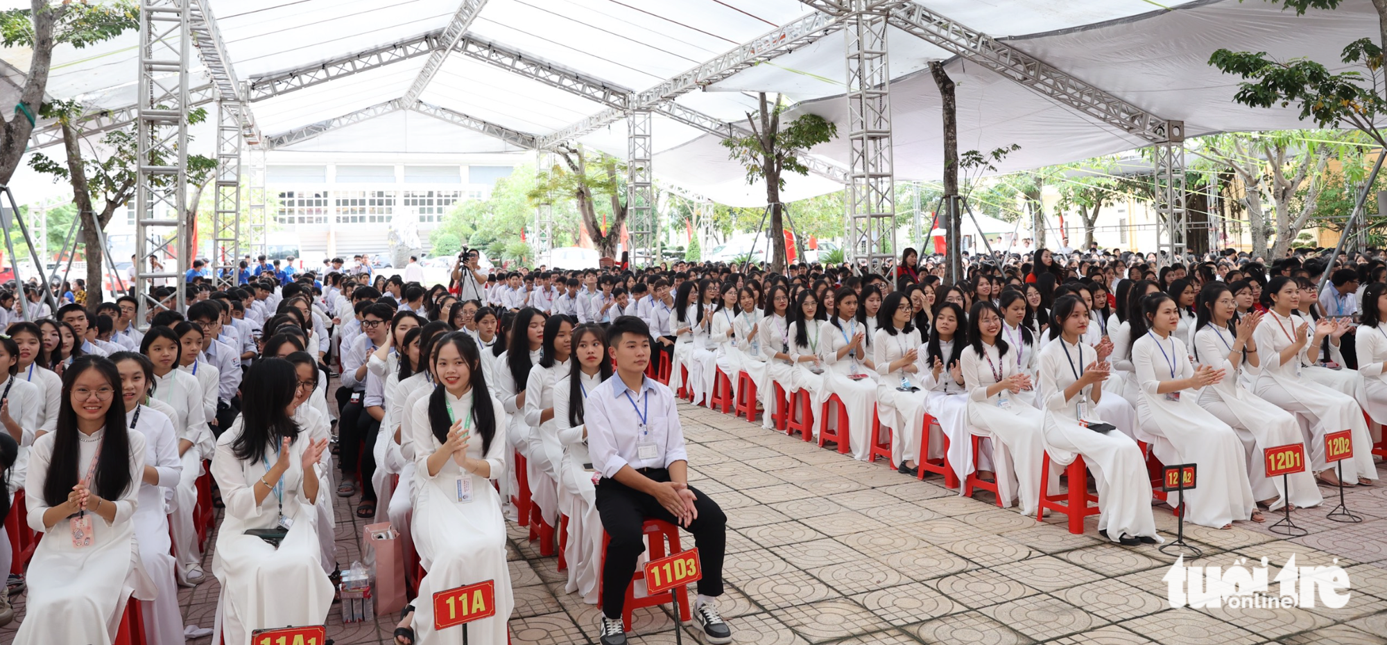 Đông đảo các em học sinh nghe buổi truyền thông về phòng chống thuốc lá, thuốc lá điện tử và chất gây nghiện mới - Ảnh: DOÃN HÒA