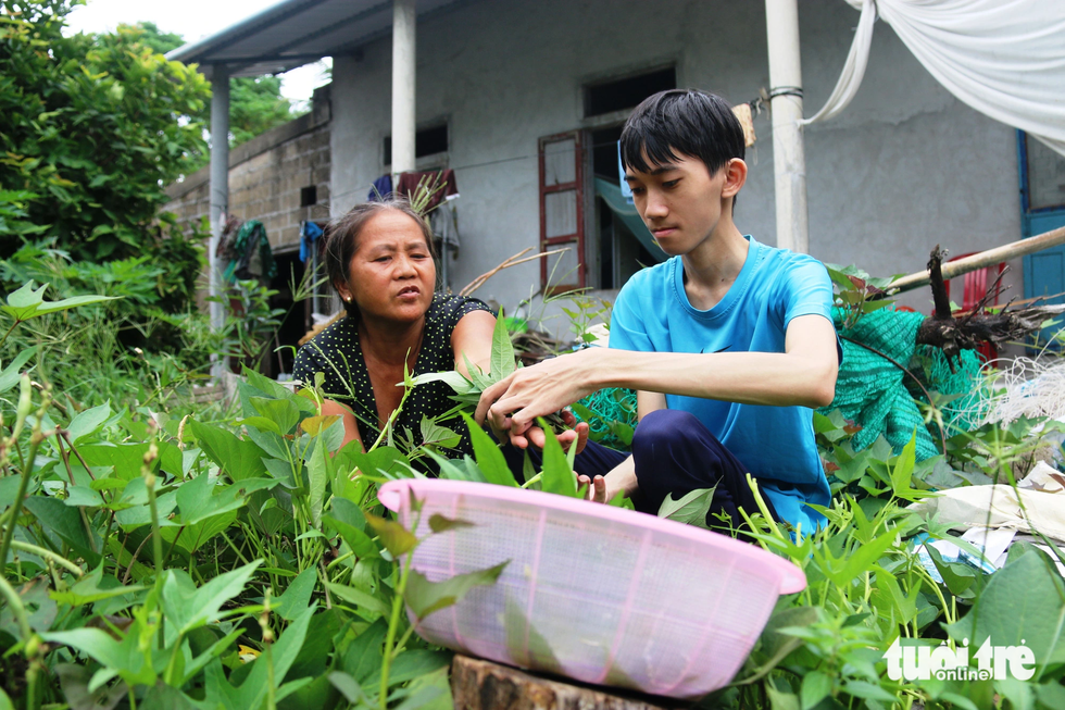 Vườn rau khoai cạnh nhà Huỳnh Văn Sinh. Gia cảnh khó khăn, mọi sinh hoạt phí đều dựa cả vào số tiền 400.000 đồng trợ cấp “tâm thần” của người mẹ, nên gần như bữa nào gia đình Sinh cũng chỉ ăn rau là món chính - Ảnh: NHẬT LINH