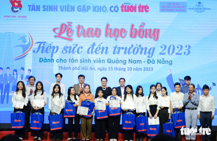 Tân sinh viên nhận học bổng Tiếp sức đến trường 2023 chụp ảnh lưu niệm cùng ban tổ chức, các đại biểu, nhà tài trợ - Ảnh: TẤN LỰC