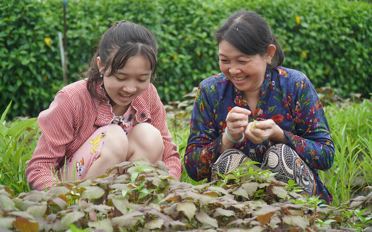 Mẹ làm mướn sớm hôm 15 năm trời để hai con vào đại học