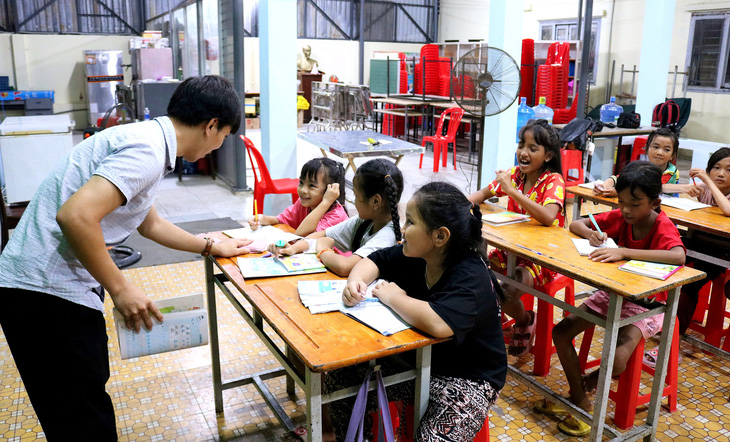 Lớp học đơn sơ tại văn phòng ban điều hành khu phố được các thầy cô, tình nguyện viên chung tay góp sức