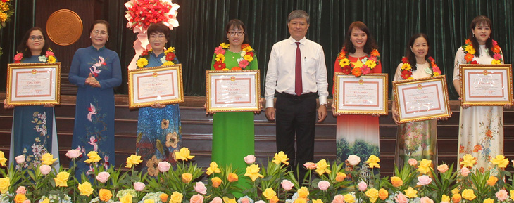 Bà Nguyễn Thị Lệ, Phó Bí thư Thành ủy, Chủ tịch HĐND TP.HCM và ông Nguyễn Văn Hiếu, Giám đốc Sở Giáo dục và Đào tạo TP.HCM trao bằng khen cho các nhà giáo tiêu biểu 