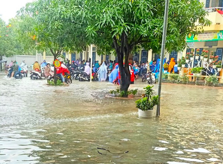 Phụ huynh đến Trường tiểu học Thạch Kim (Lộc Hà) đón con về sau khi nhận được thông báo nghỉ học - Ảnh: H.A.