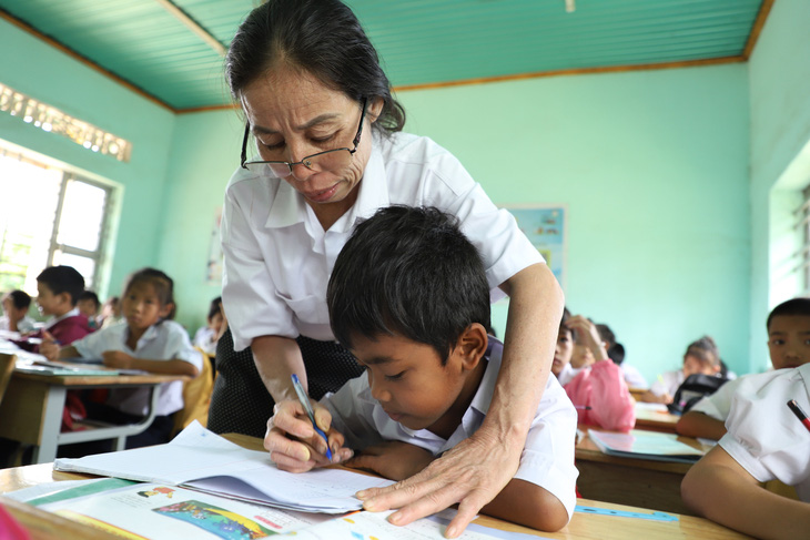 Thầy cô giáo chỉ mong các trò đến lớp đông đủ, học giỏi không cứ phải tặng quà ngày nhà giáo mới là tri ân - Ảnh: TRUNG TÂN