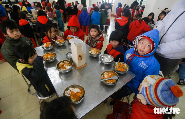 Trước đó, chiều 16-12, trong chương trình Chuyển động 24h phát trên đài truyền hình quốc gia VTV1 phản ánh các bữa ăn bán trú cho học sinh tại Trường phổ thông dân tộc bán trú tiểu học Hoàng Thu Phố 1 không đảm bảo về định lượng theo định suất quy định, thực phẩm kém chất lượng - Ảnh: C.TUỆ