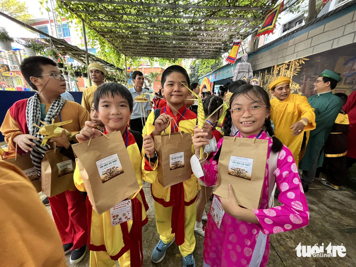 Em Nguyễn Trần Kim Ngân và các bạn hào hứng khoe quà được nhận sau khi tham gia nhiều trò chơi - Ảnh: MỸ DUNG