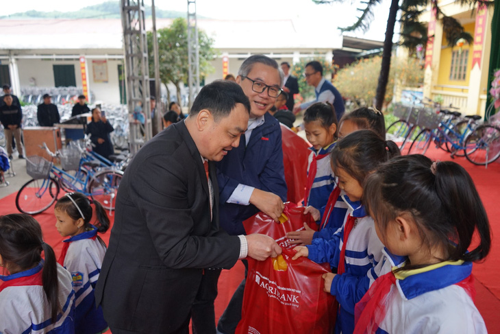 Ông Nguyễn Duy Hòa - Phó Bí thư thường trực, Chủ tịch HĐND huyện Hàm Yên trao học bổng tại chương trình - Ảnh: VŨ TUẤN