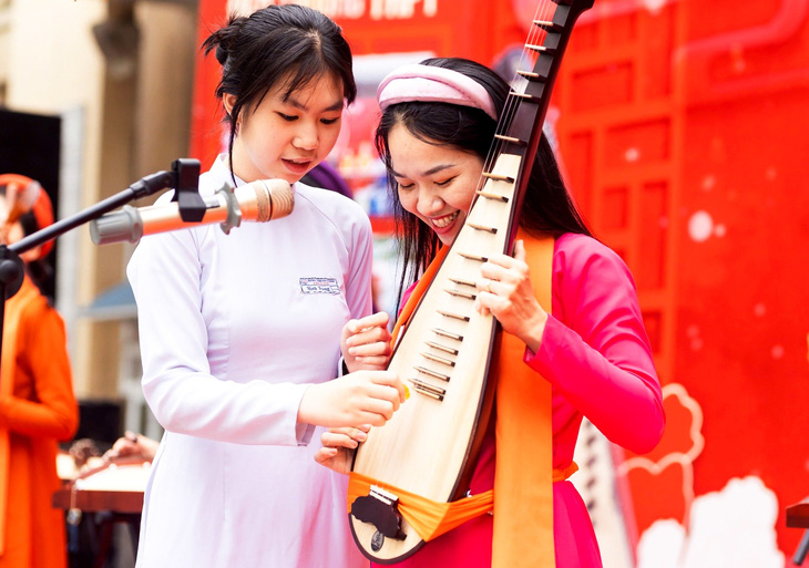 Bạn Minh Trang (học sinh Trường THPT Trần Phú) cho biết rất thích thú khi lần đầu trải nghiệm đàn tỳ bà - Ảnh: H.P.