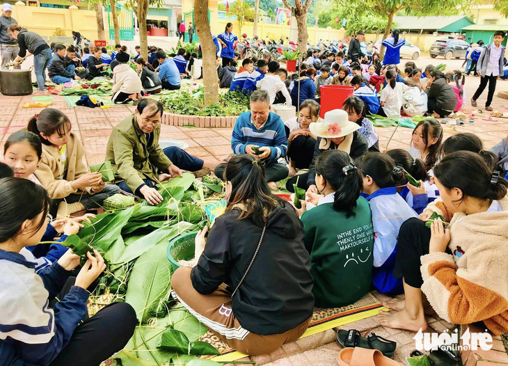 Từ nguồn quỹ bán rau, thầy trò tổ chức nhiều hoạt động ngoại khóa ý nghĩa - Ảnh: HƯNG LÊ