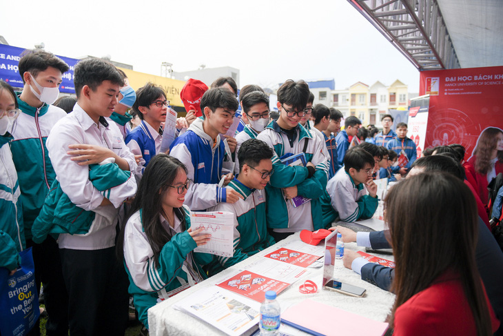 Học sinh tập trung tại gian tư vấn của Đại học Bách khoa Hà Nội trong khuôn khổ chương trình sáng 20-1 - Ảnh: NAM TRẦN