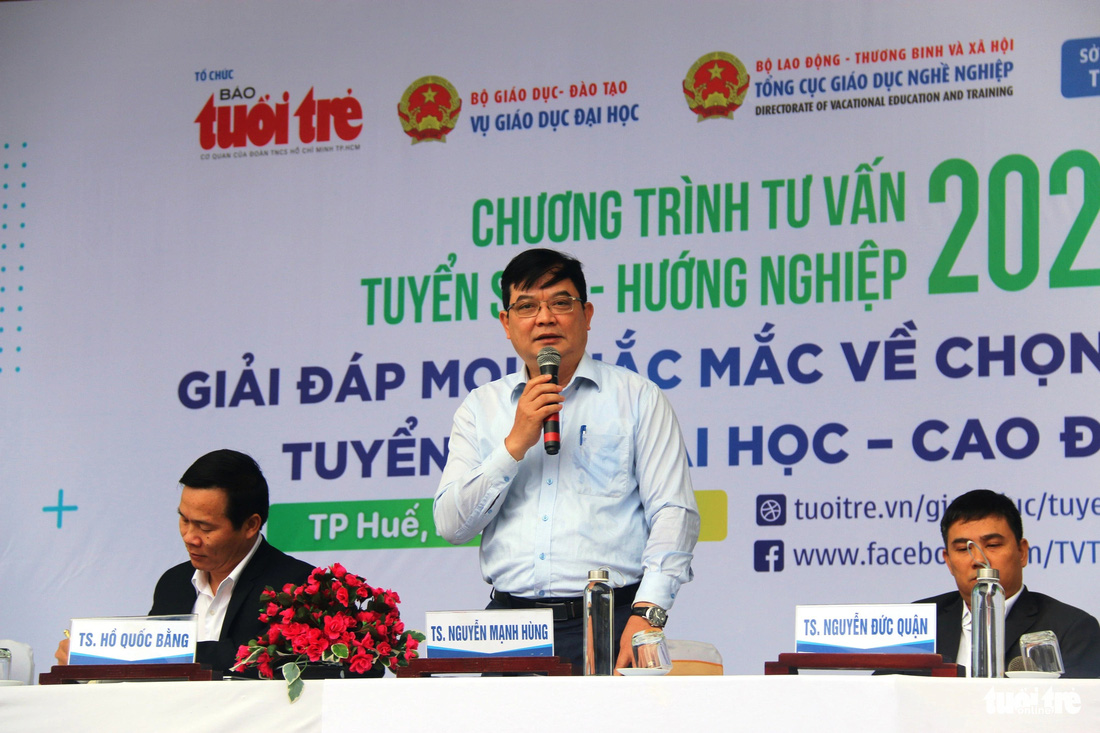 TS Nguyễn Mạnh Hùng, Vụ Giáo dục đại học - Bộ Giáo dục và Đào tạo, tư vấn cho các thí sinh sáng 6-1 - Ảnh: NHẬT LINH