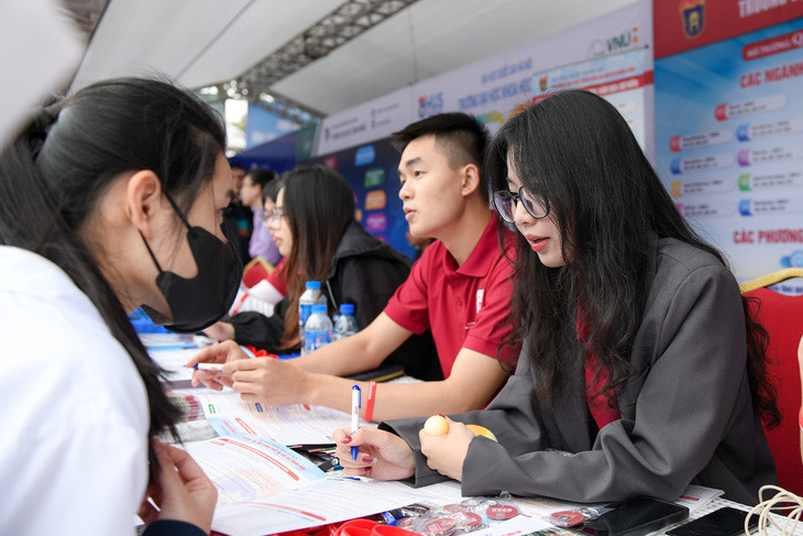 Các bạn trẻ tìm hiểu thông tin tuyển sinh tại gian tư vấn của các trường trong khuôn khổ chương trình - Ảnh NAM TRẦN