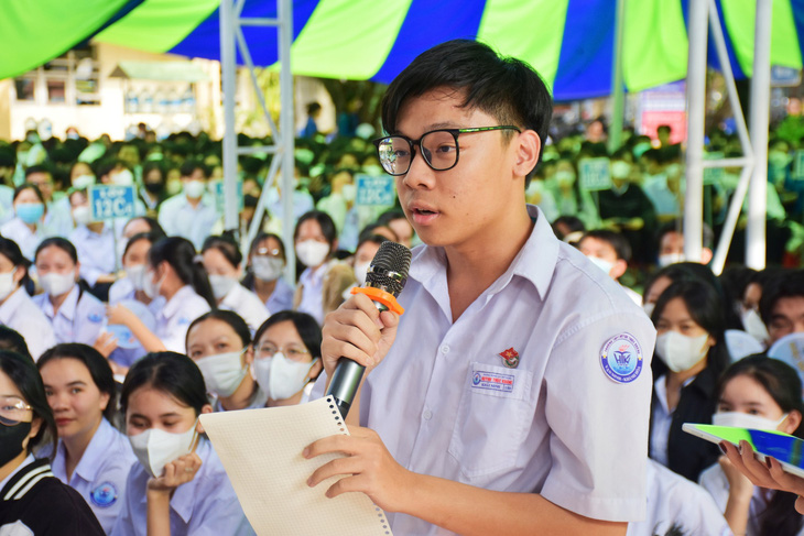 Bạn Khải Minh (học sinh lớp 12 Trường THPT Huỳnh Thúc Kháng) đặt câu hỏi tại buổi tư vấn - Ảnh: HOÀI BÃO