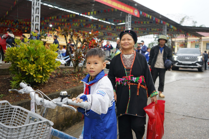 Từ nay em Đặng Văn Thường - ở thôn Đèo Tế, xã Hùng Đức, huyện Hàm Yên không phải đi bộ đến trường vì đã có xe đạp - Ảnh: VŨ TUẤN