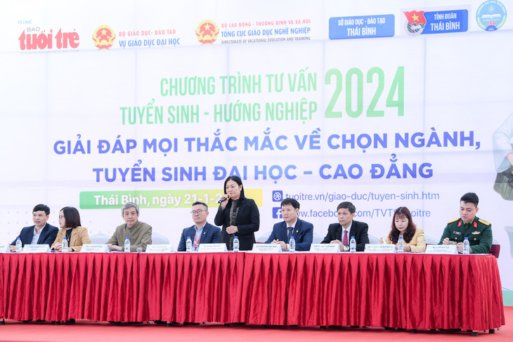 Ban tư vấn chương trình tư vấn tuyển sinh - hướng nghiệp do báo Tuổi Trẻ phối hợp các đơn vị tổ chức tại Trường đại học Thái Bình (Tân Bình, TP Thái Bình) sáng 21-1 - Ảnh: NAM TRẦN