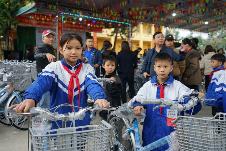 Niềm vui của học sinh được nhận học bổng của chương trình - Ảnh: VŨ TUẤN