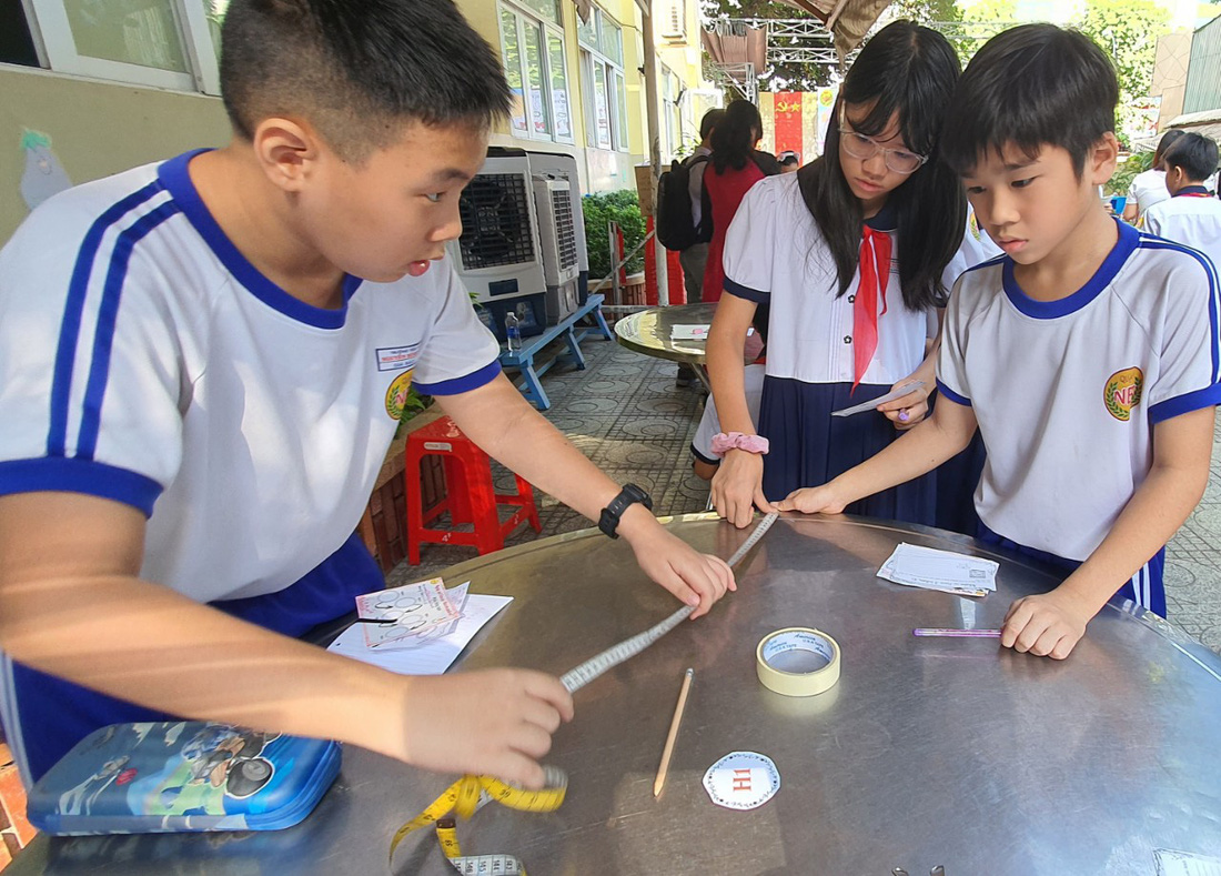 Cái bàn ăn cũng chỉ là một hình tròn mà sao tính chu vi, diện tích của nó không dễ tí nào, nhiều học sinh cho biết - Ảnh: HOÀNG HƯƠNG