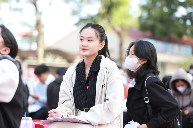 Học sinh nghe và ghi chép thông tin do thầy cô cung cấp tại buổi tư vấn tuyển sinh - hướng nghiệp ởi Đắk Lắk sáng nay 20-1 - Ảnh: TRUNG TÂN