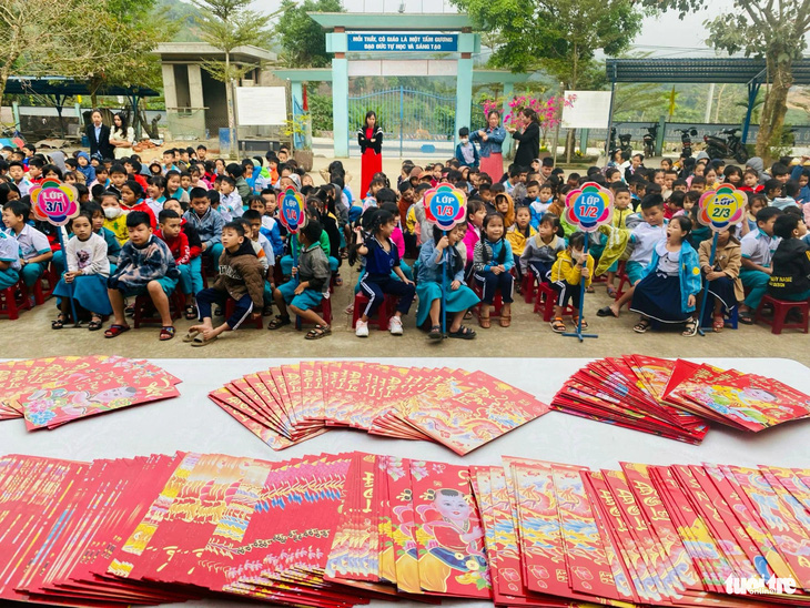 Dãy bao lì xì đỏ được chuẩn bị để trao cho các em học sinh buổi chào cờ đầu năm mới - Ảnh: CLB