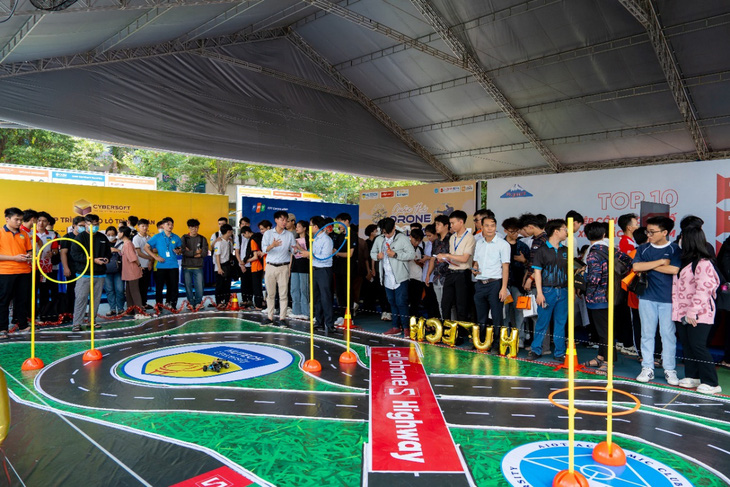 Sinh viên tham gia phỏng vấn tại HUTECH IT Open Day 2024- Ảnh 4.