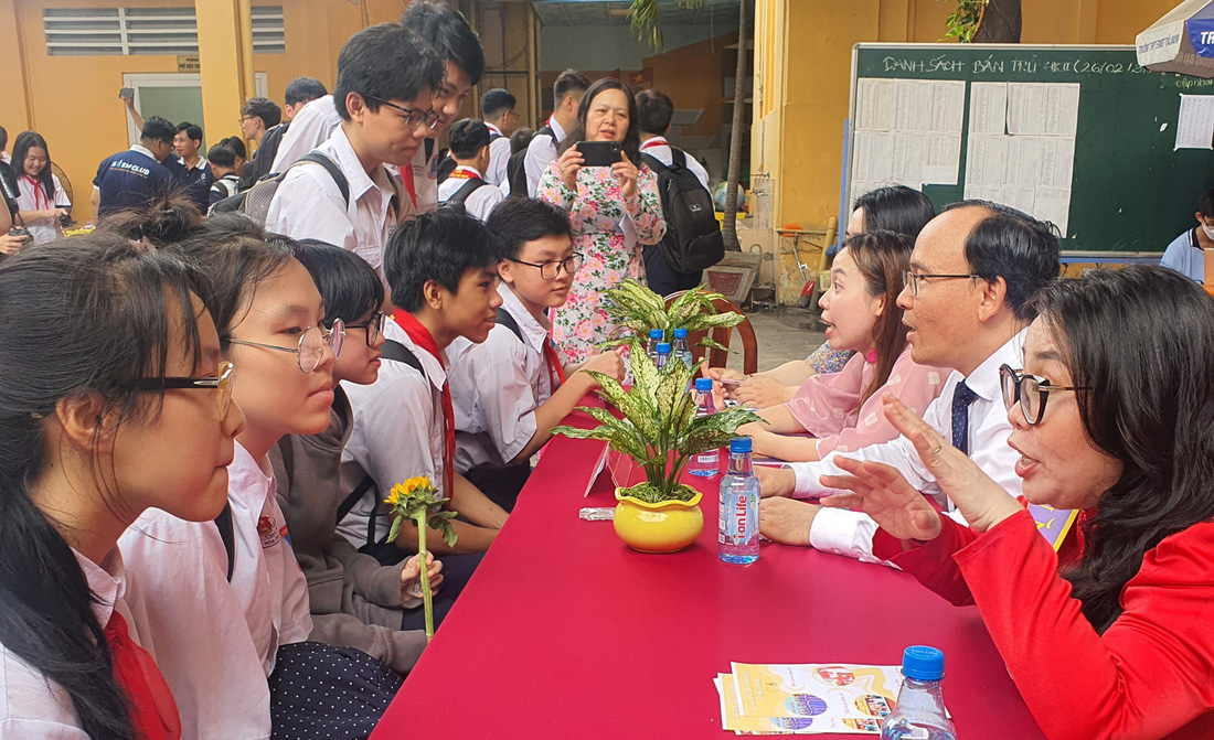 Giáo viên và ông Nguyễn Hùng Khương - hiệu trưởng Trường Ernst Thalmann (ông Khương nguyên là phó hiệu trưởng Trường THPT Bùi Thị Xuân, quận 1 vừa được bổ nhiệm làm hiệu trưởng Trường Ernst Thalmann) tư vấn về tuyển sinh lớp 10 cho học sinh lớp 9 - Ảnh: H.HG