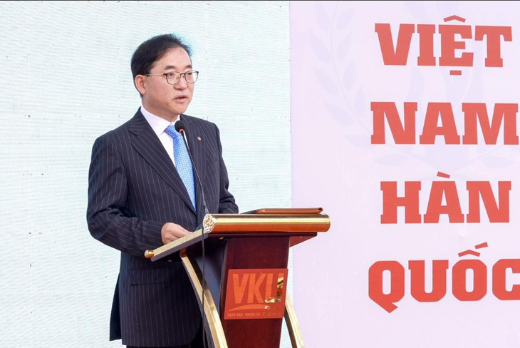 Ông Hong Jeong Pyo - phó tổng giám đốc điều hành cấp cao, Hanwha Life - nhấn mạnh tầm quan trọng của việc đào tạo nhân lực ngành công nghệ thông tin và truyền thông