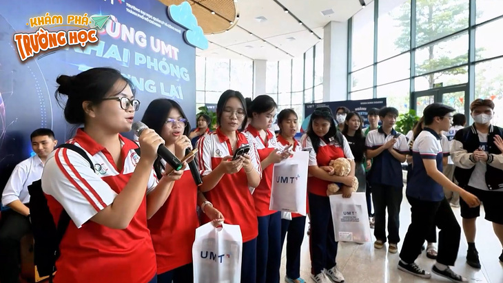 Học sinh hào hứng tham quan Trường Đại học UMT