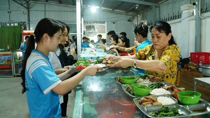 Bữa cơm cho học sinh ôn thi đầy đủ các món ăn mặn, rau, trái cây - Ảnh: T. LŨY