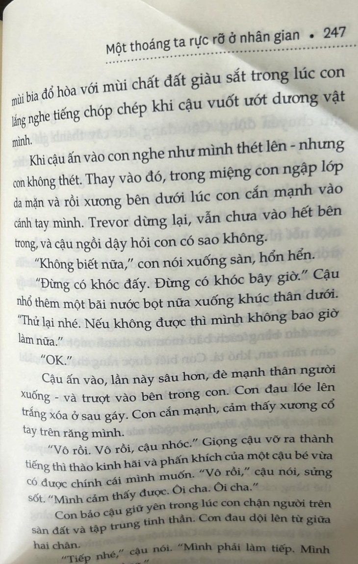 Một trong những trang sách trong cuốn sách được giáo viên Trường quốc tế TP.HCM phát cho học sinh lớp 11 dịp lễ vừa qua mà phụ huynh bức xúc tung lên mạng xã hội - Ảnh: MỸ DUNG