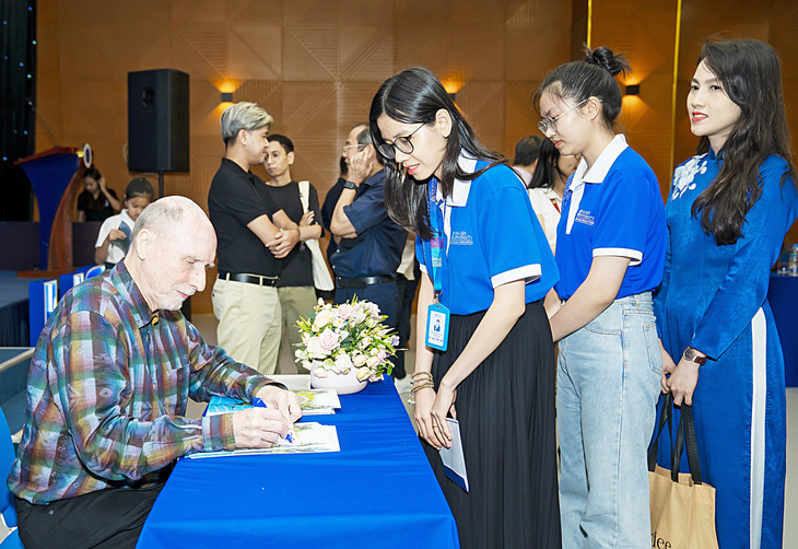 Sinh viên cùng nhà văn Robert Olen Butler tại buổi giao lưu tại Trường ĐH Hoa Sen ngày 2-5 - Ảnh: HSU