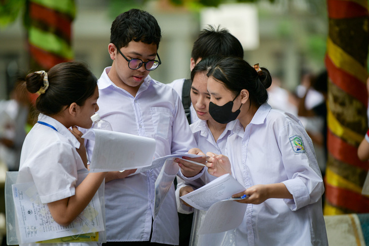 Thí sinh thảo luận về đề thi sau khi hoàn thành môn thi tiếng Anh tại điểm trường THCS Mễ Trì, Nam Từ Liêm, Hà Nội - Ảnh: NAM TRẦN