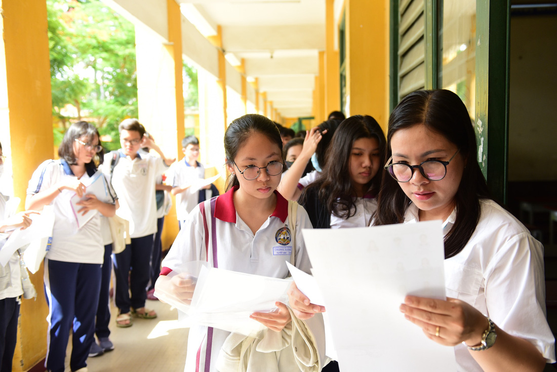 Thí sinh được gọi tên vào phòng tại điểm thi THPT Trưng Vương (Q.1, TP.HCM) - Ảnh: DUYÊN PHAN