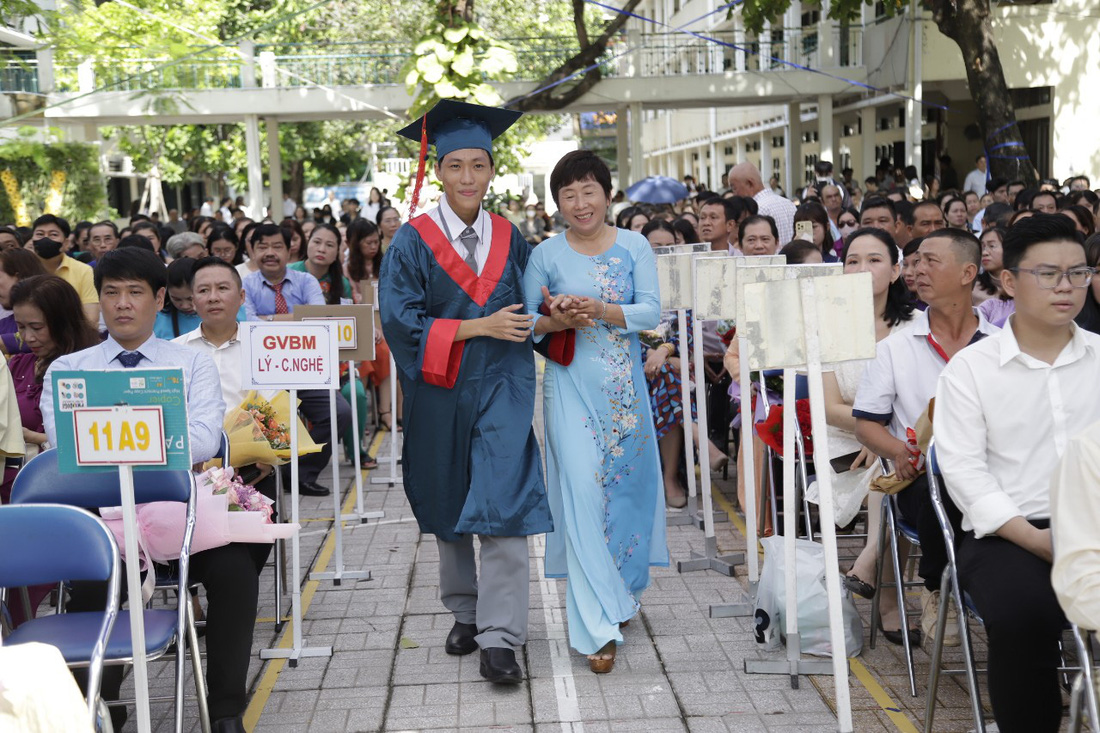 Phụ huynh và học sinh cùng lên sân khấu nhận thưởng - Ảnh: NHƯ HÙNG