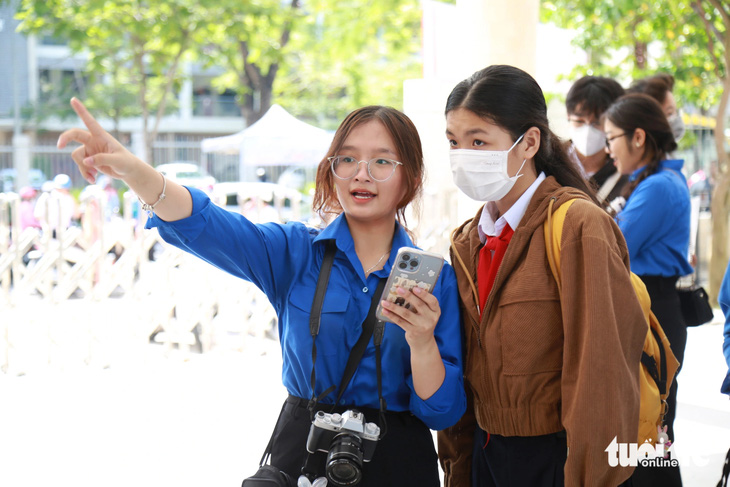 Tình nguyện viên hỗ trợ thí sinh tại điểm thi Trường THPT Phan Châu Trinh Đà Nẵng - Ảnh: ĐOÀN NHẠN