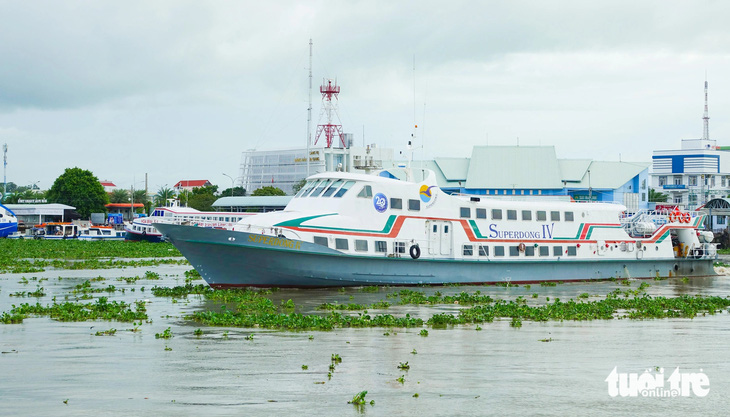 Tàu cao tốc chở đề thi tốt nghiệp THPT năm 2024 vượt 120km đường biển từ TP Rạch Giá ra TP Phú Quốc - Ảnh: CHÍ CÔNG