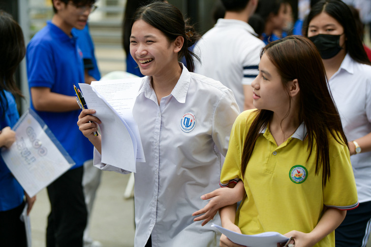 Vẻ nhẹ nhõm của các thí sinh sau khi thi xong môn thứ hai - Ảnh: NAM TRẦN