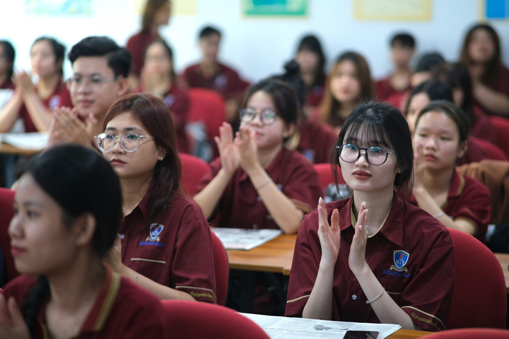 Những sinh viên đầu tiên học truyền thông tại tòa soạn Báo Tuổi Trẻ - Ảnh: NGỌC PHƯỢNG