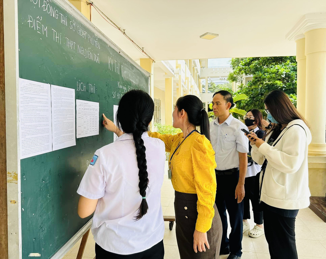 Cán bộ coi thi hướng dẫn, dặn dò thí sinh về giờ giấc, trình tự các môn thi tại điểm thi Trường THPT Nguyễn Trãi (TP Tuy Hòa, tỉnh Phú Yên). Theo ông Trần Khắc Lễ - giám đốc Sở Giáo dục và Đào tạo tỉnh Phú Yên, kỳ thi năm nay tỉnh này có 10.673 thí sinh đăng ký dự thi. Tỉnh bố trí 27 điểm thi , huy động 2.475 cán bộ, giáo viên, công an… phục vụ kỳ thi - Ảnh: NGUYỄN HOÀNG