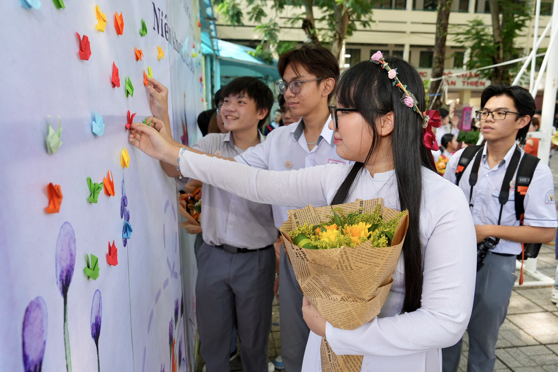 Học sinh Trường THPT Hùng Vương gắn chim hải âu như một lời hứa thực hiện ước mơ - Ảnh: HỮU HẠNH