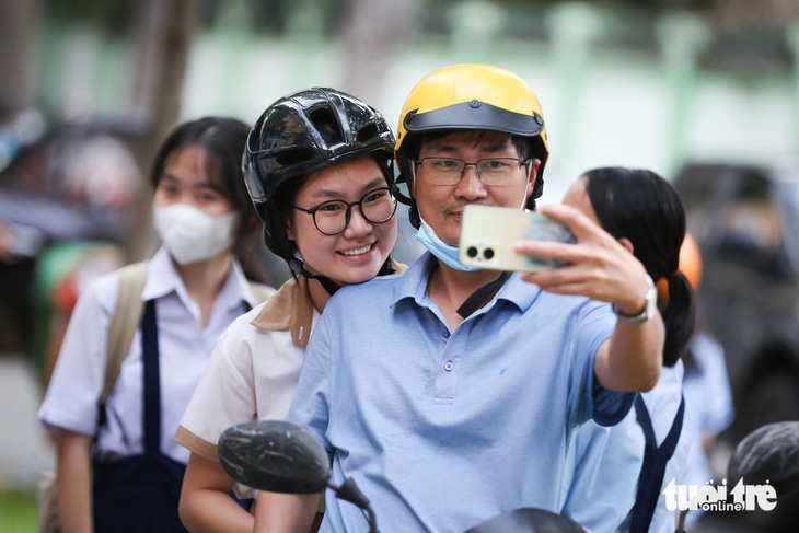 Em Bùi Diệu Anh phấn khởi khi đề thi văn khá dễ thở. Đặt nguyện vọng 1 vào lớp chuyên Trường THPT Gia Định, Diệu Anh hy vọng sẽ đạt được mức điểm tốt ở bài thi văn - Ảnh: PHƯƠNG QUYÊN