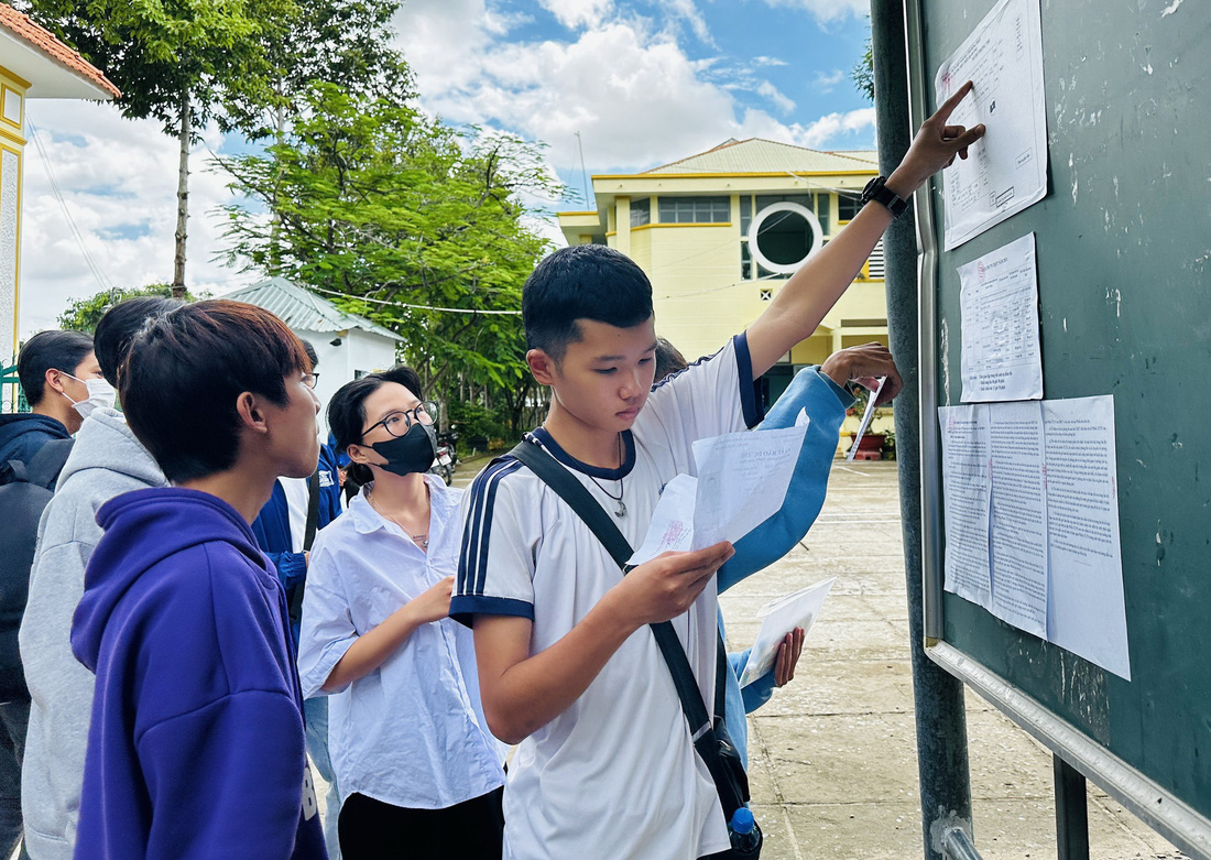 Các thí sinh xem sơ đồ phòng thi tại điểm Trường THPT Thiên Hộ Dương, tỉnh Đồng Tháp. Năm nay Đồng Tháp có hơn 16.500 thí sinh dự thi. Tại các điểm thi có thanh niên tình nguyện đưa đón thí sinh, hỗ trợ các vật dụng như viết, thước, bút chì, gôm... - Ảnh: ĐẶNG TUYẾT