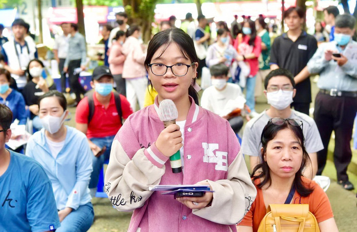 Thí sinh đặt câu hỏi cho ban tư vấn tại Ngày hội lựa chọn nguyện vọng xét tuyển đại học do báo Tuổi Trẻ tổ chức tại TP.HCM năm 2023 - Ảnh: T.T.D.