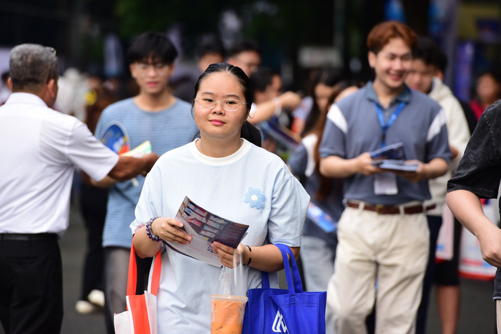 Thí sinh đến nghe tư vấn xét tuyển sáng 20-7 tại Trường đại học Bách khoa, Đại học Quốc gia TP.HCM - Ảnh: DUYÊN PHAN