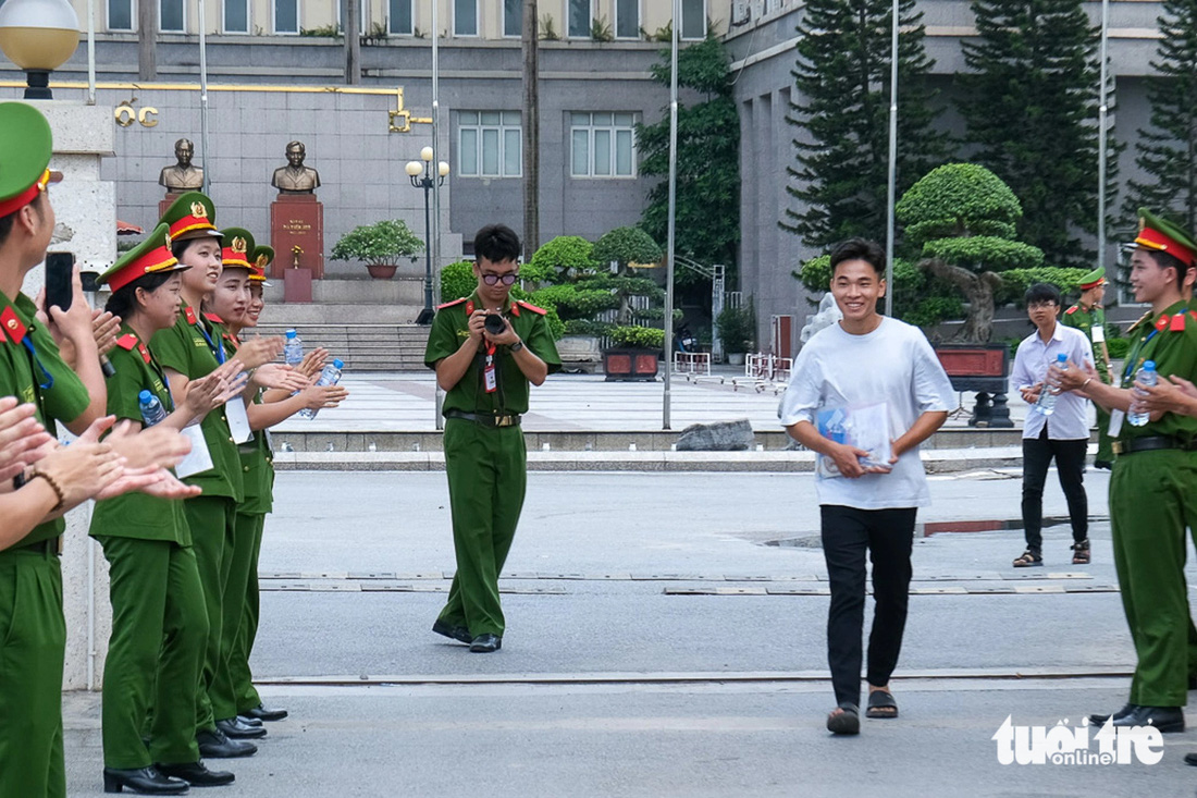 Thí sinh đầu tiên vui vẻ rời điểm thi Học viện Cảnh sát nhân dân - Ảnh: HÀ QUÂN