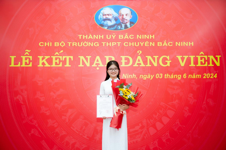 Nữ sinh đang làm công nhân thì nghe tin là thủ khoa toàn quốc khối C- Ảnh 3.