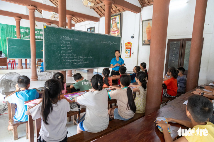 Thầy cô giáo vừa ôn lại kiến thức, vừa truyền năng lượng yêu thương đến các em - Ảnh: HOÀNG TÁO