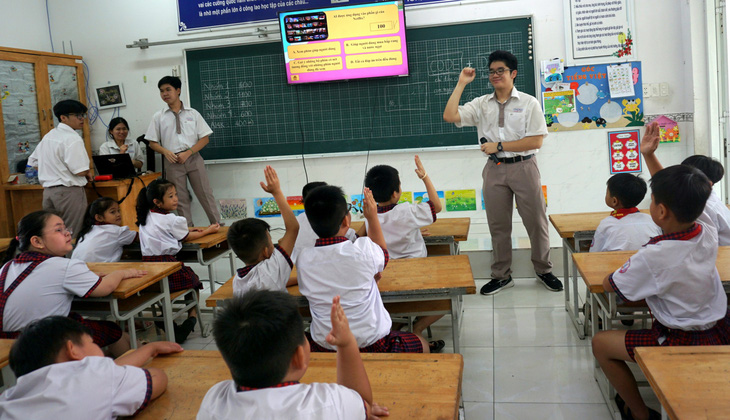 Các em học sinh hào hứng tham gia bài học của các anh chị thực hiện dự án AI4K - Ảnh: MỸ DUNG